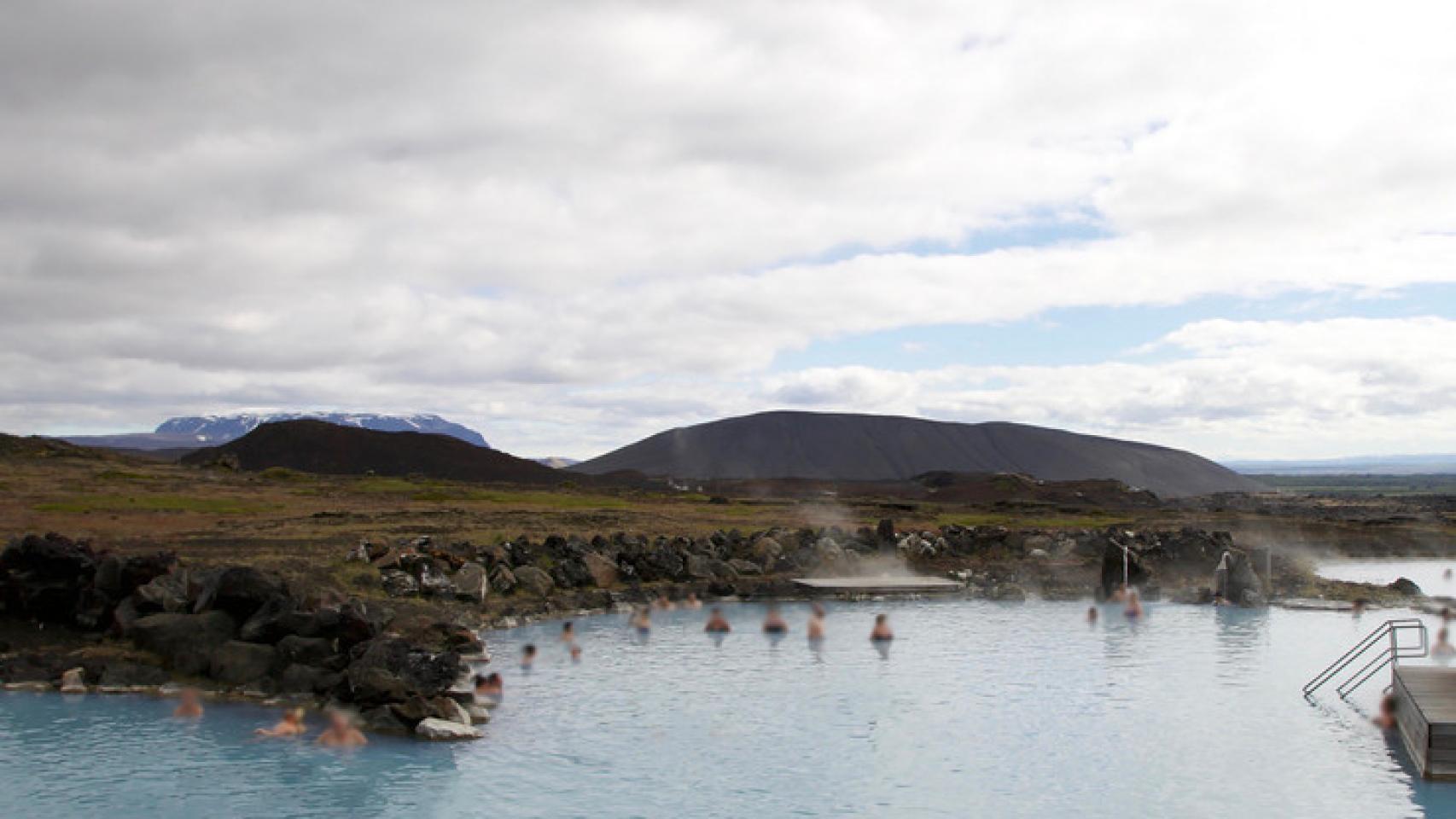 Imagen de archivo de bañistas en un lago termal en los Fiordos islandeses.