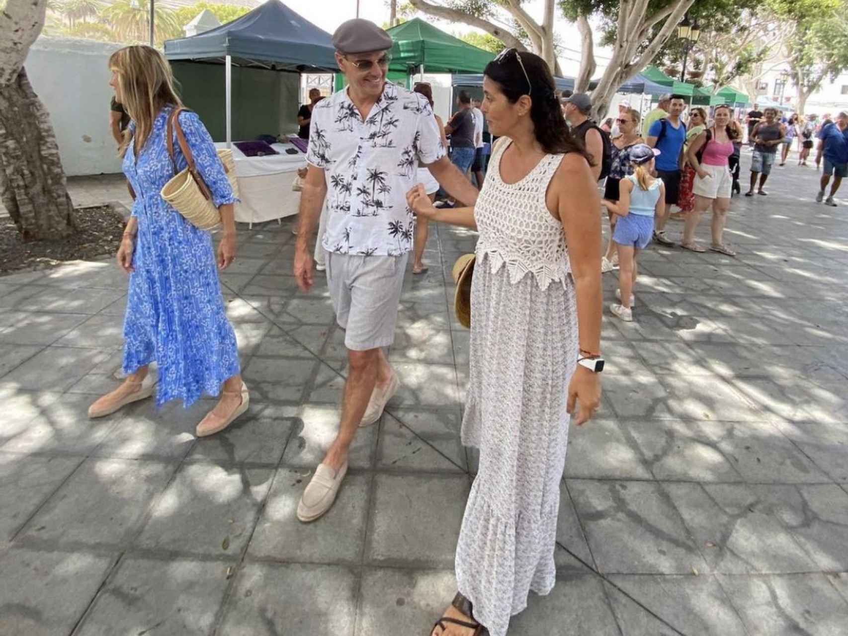 Pedro Sánchez pasea junto a su mujer, Begoña Gómez, por un mercadillo en Lanzarote el pasado sábado.