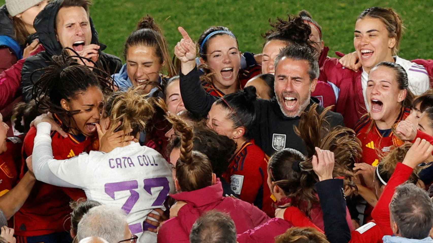 Jorge Vilda rodeado de las jugadoras de España tras alcanzar la final del Mundial