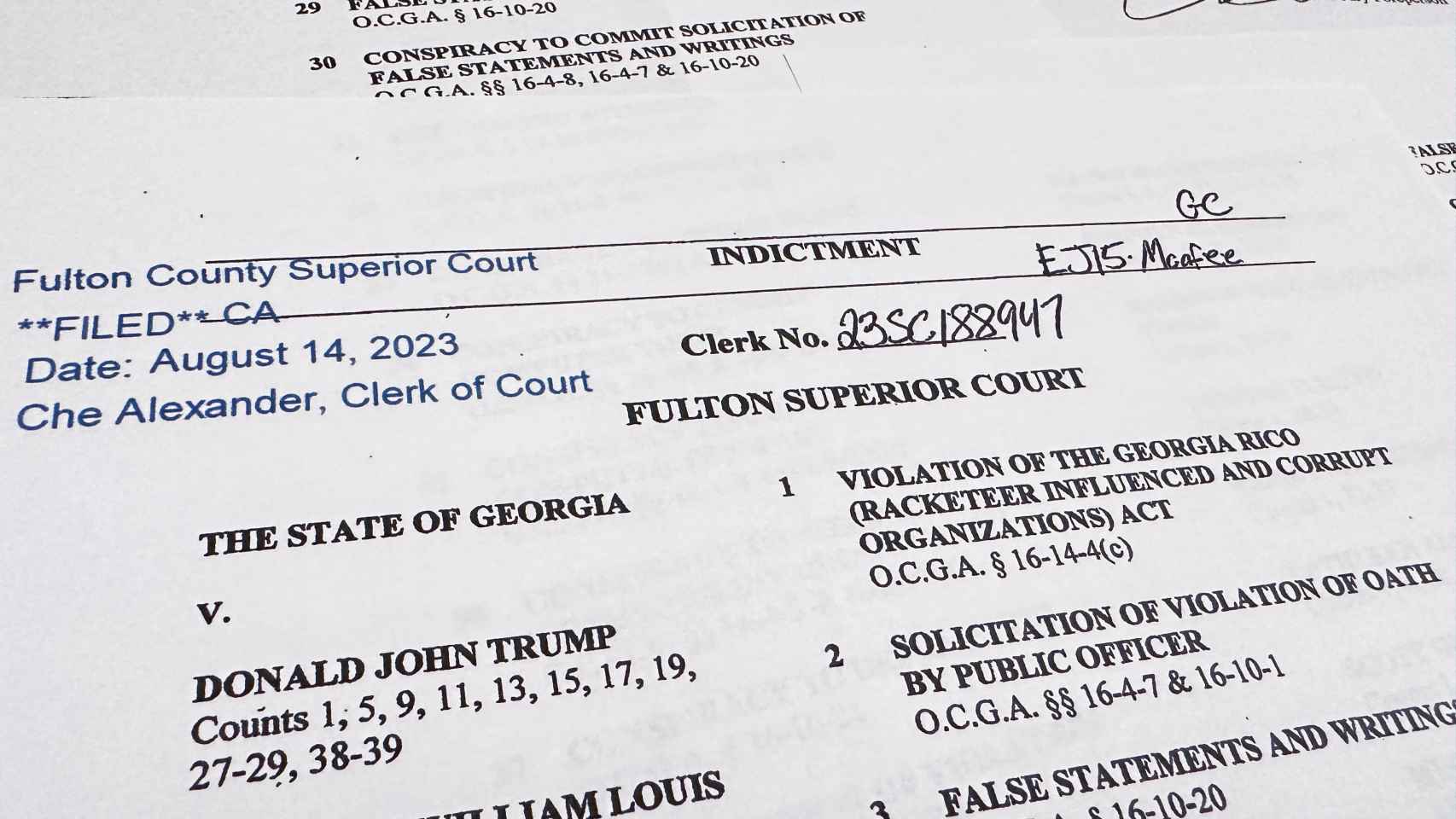 Un documento publicado y luego eliminado del sitio web de la corte del condado de Fulton, Georgia, muestra posibles cargos contra el expresidente Trump.