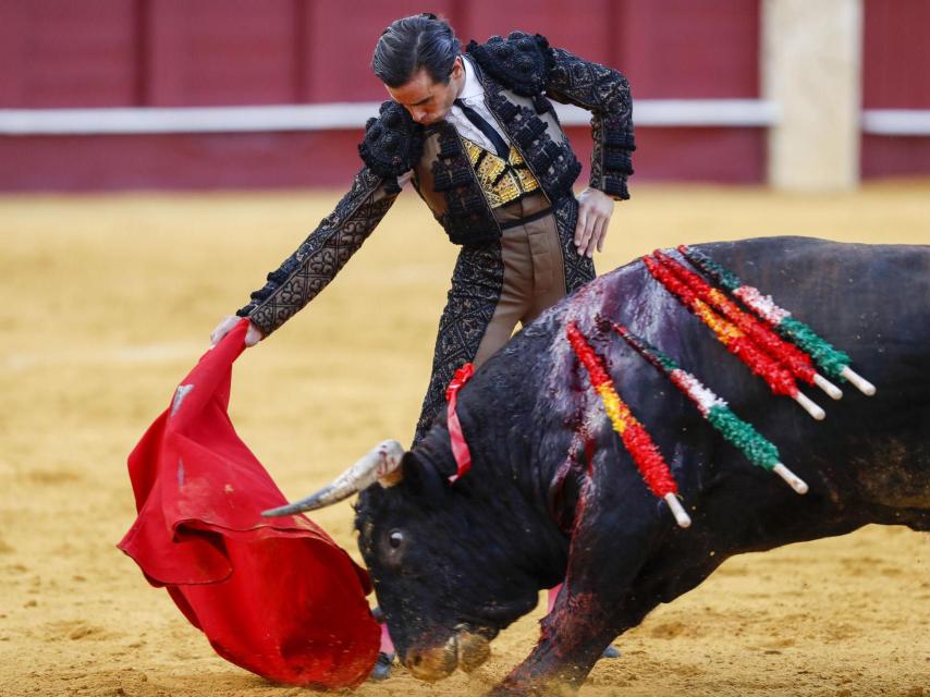 Juan Ortega, ante el tercero del festejo.