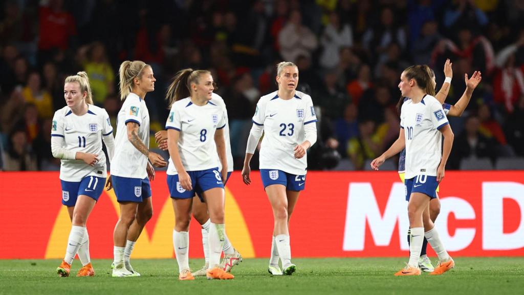 Lauren Hemp celebra un gol con el resto de jugadoras de Inglaterra