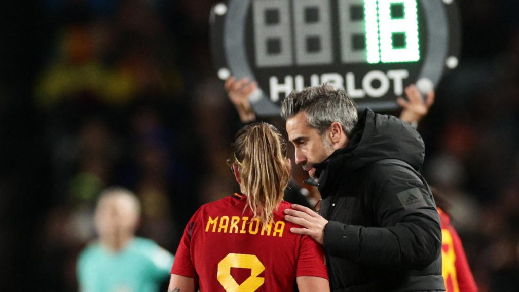 Jorge Vilda dialoga con Mariona Caldentey durante el partido ante Suecia