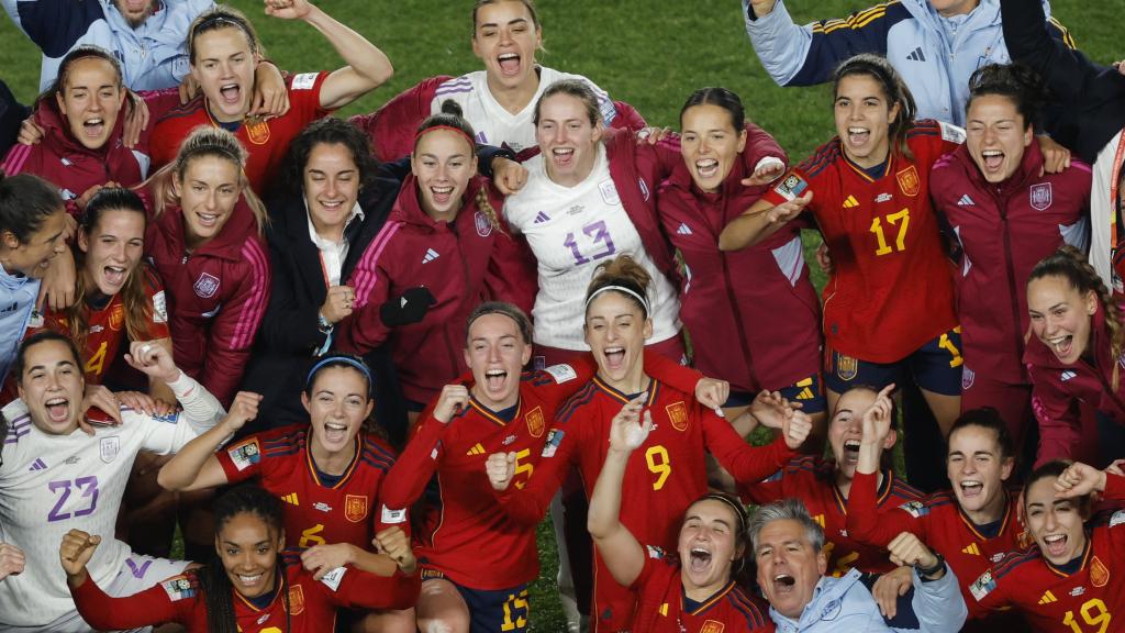 Las jugadoras de la selección española femenina de fútbol celebran su pase a la final del Mundial