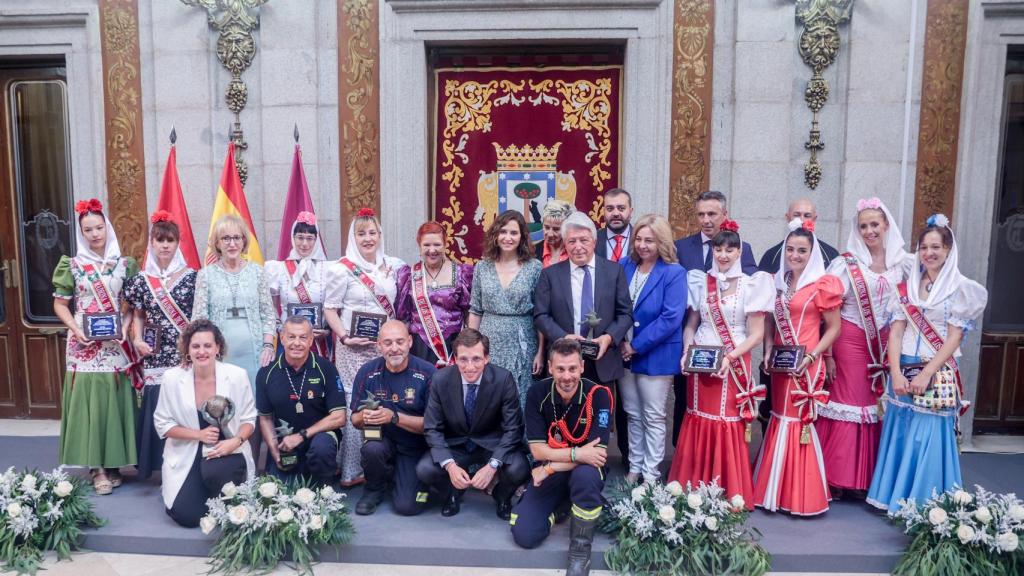 La presidenta de la Comunidad de Madrid, Isabel Díaz Ayuso, y el alcalde de Madrid, José Luis Martínez-Almeida, en la foto de familia del acto de entrega de las Palomas de Bronce-Bomberos de Madrid, a 15 de agosto de 2023,