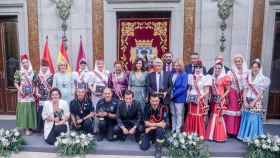 La presidenta de la Comunidad de Madrid, Isabel Díaz Ayuso, y el alcalde de Madrid, José Luis Martínez-Almeida, en la foto de familia del acto de entrega de las Palomas de Bronce-Bomberos de Madrid, a 15 de agosto de 2023,