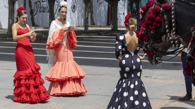 La Feria de Málaga también se vive a caballo y vestida de gitana