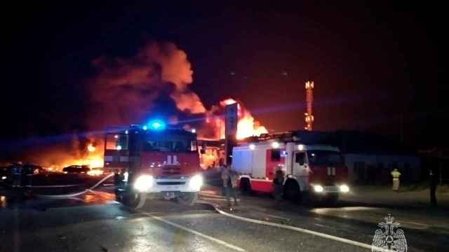 Los bomberos trabajan en la gasolinera de Makhachkala, donde se ha producido la explosión.