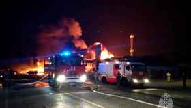 Los bomberos trabajan en la gasolinera de Makhachkala, donde se ha producido la explosión.
