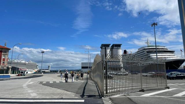 Cruceros en el Puerto de A Coruña este martes.