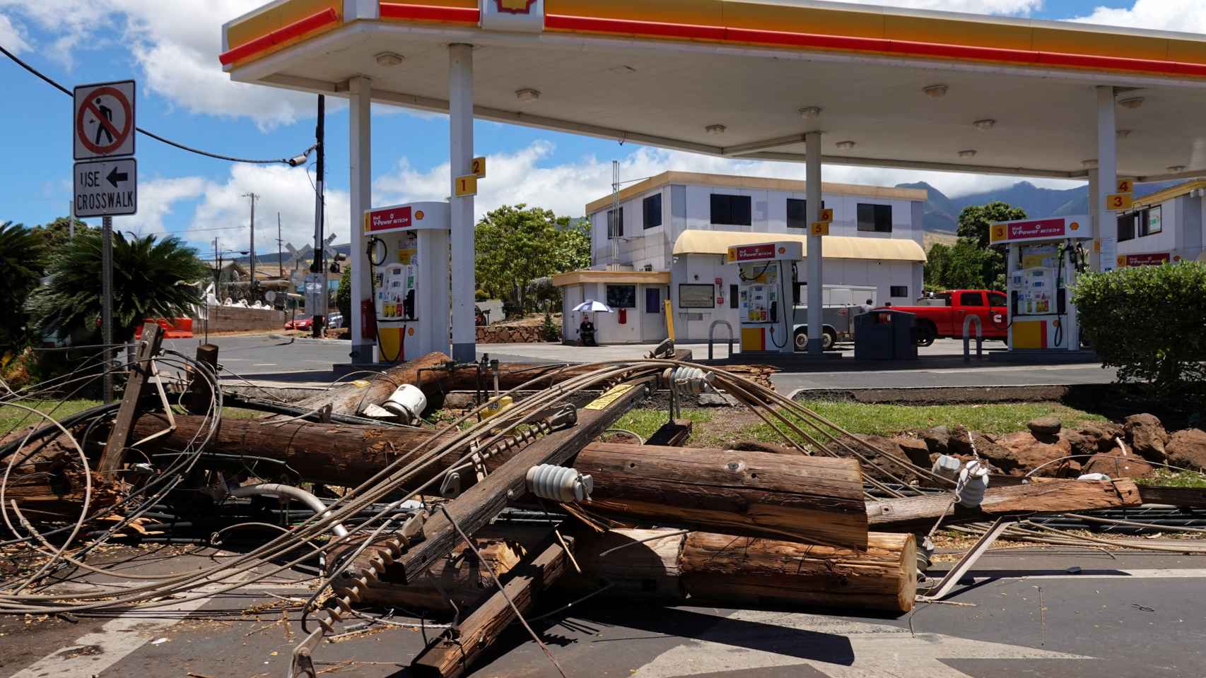Un poste de electricidad dañado en Lahaina, en la isla de Maui, Hawái.