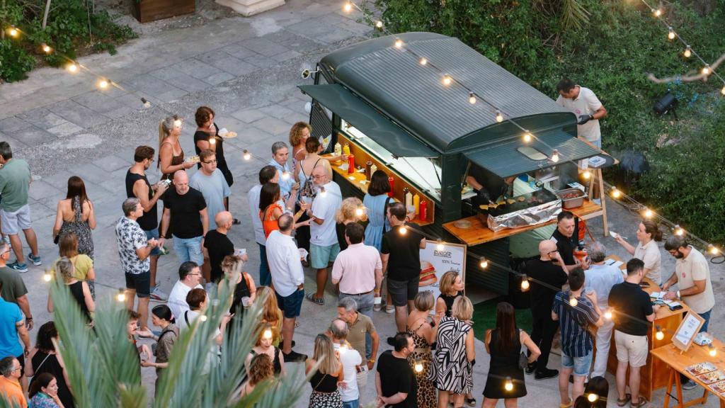 Una de las foodtrucks habilitadas para comer.