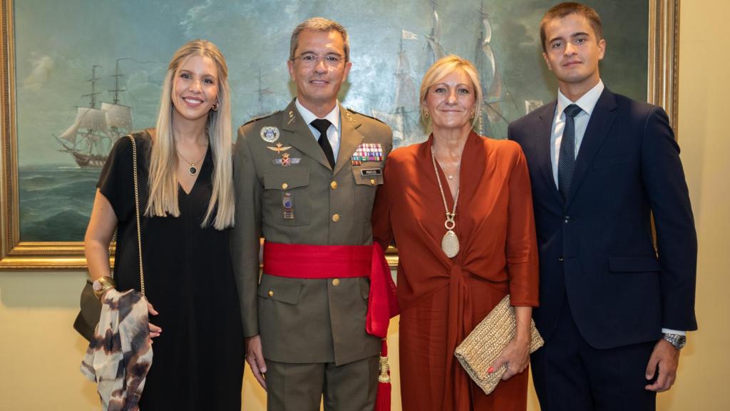 El general Francisco Javier Marcos Izquierdo junto a su familia.