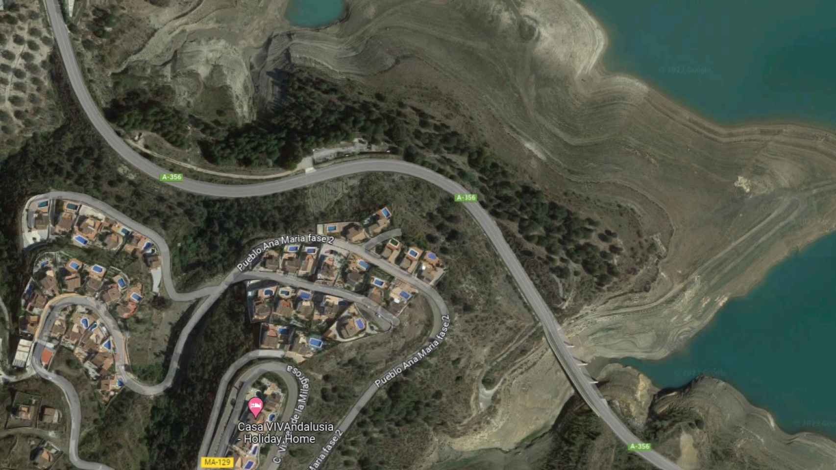 Vista aérea de unas urbanizaciones junto al pantano de La Viñuela.