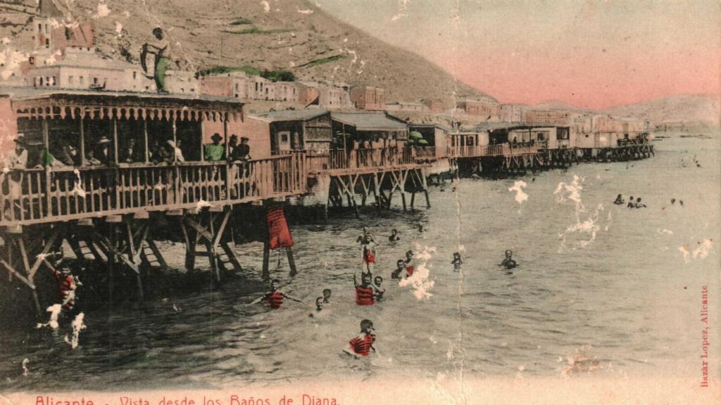 Postal coloreada de los baños de Alicante de 1905.