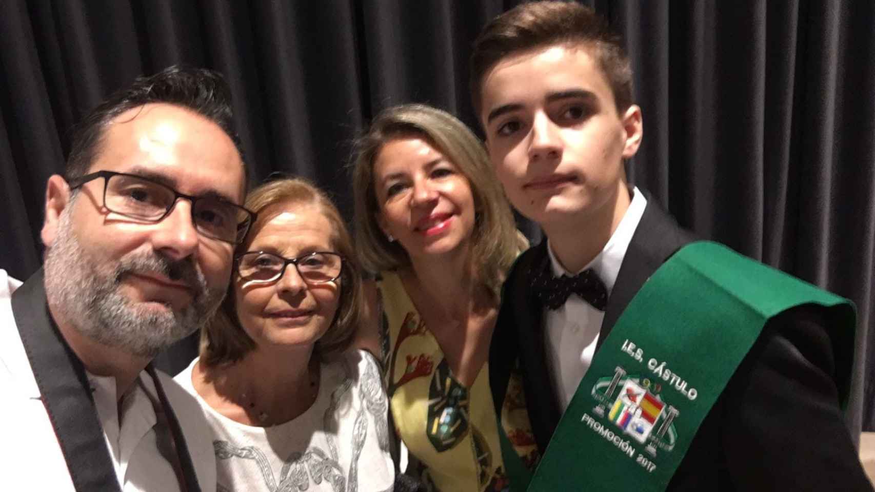 Juan, después de acabar sus estudios en el IES Cástulo de Linares, junto a sus padres, Juan Carlos y Alicia, y su abuela.