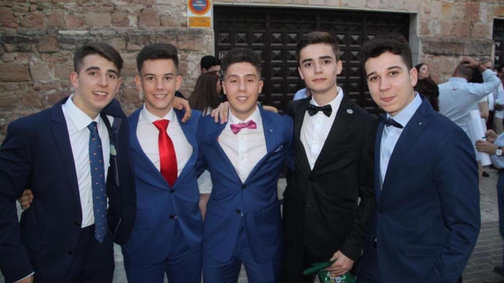 Juan García Bonilla (2d), con sus compañeros de graduación en el IES Cástulo de Linares.