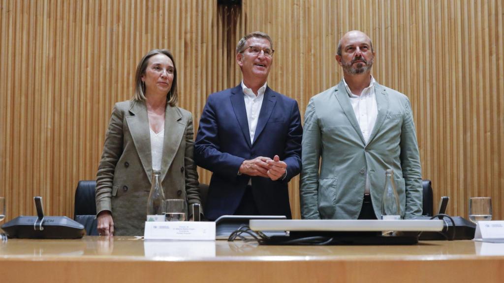 De izquierda a derecha: Cuca Gamarra, Alberto Núñez Feijóo y Pedro Rollán.