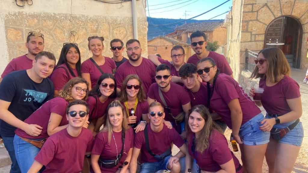 Juan con su pandilla de amigos, disfrutando de las fiestas patronales de Ledanca (Guadalajara).