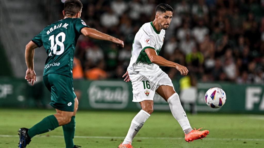 Fidel, el capitán del Elche CF, durante un encuentro.