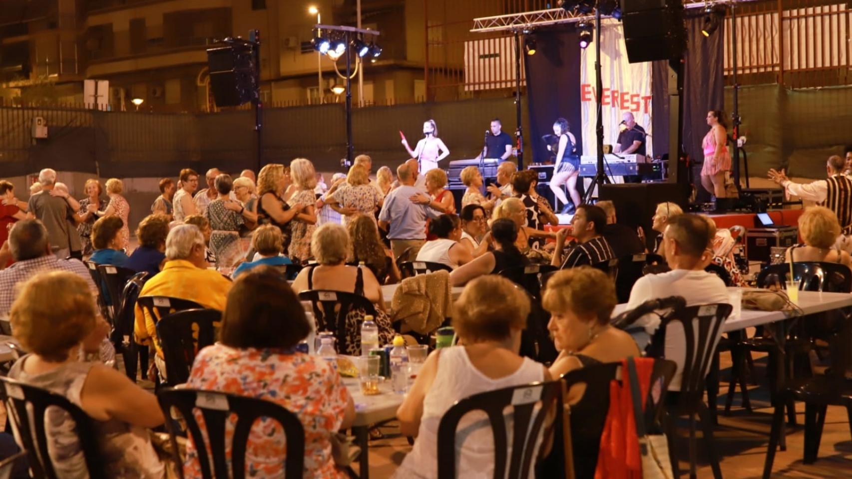 Asistencia a una de las actuaciones durante las fiestas de Elche.