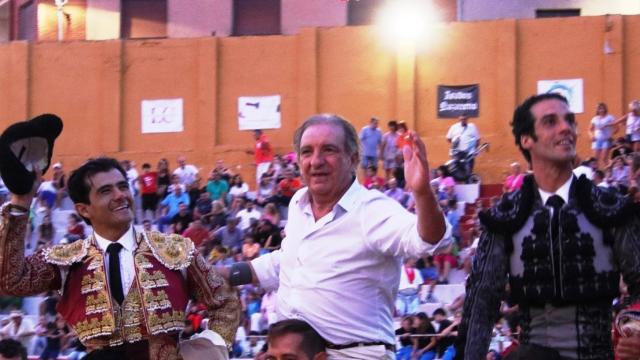 Morenito de Aranda, Joselito Adame y el ganadero burgalés Antonio Bañuelos salen triunfantes del coso de Roa de Duero en la primera corrida de feria