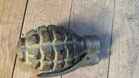 La granada de mano mod. 31, conocida como polaca, encontrada en el desván