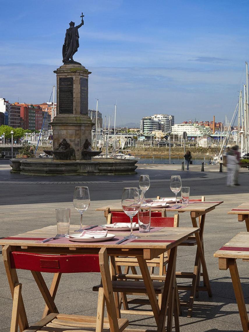 Terraza de El Palace con vistas al 'Pelayo' y al puerto deportivo