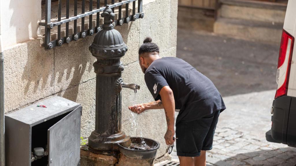 Un hombre se refresca en Toledo. Javier Longobardo