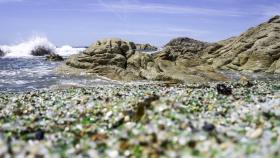 Playa de los cristales: cómo la basura ha convertido esta playa en la más bonita de España