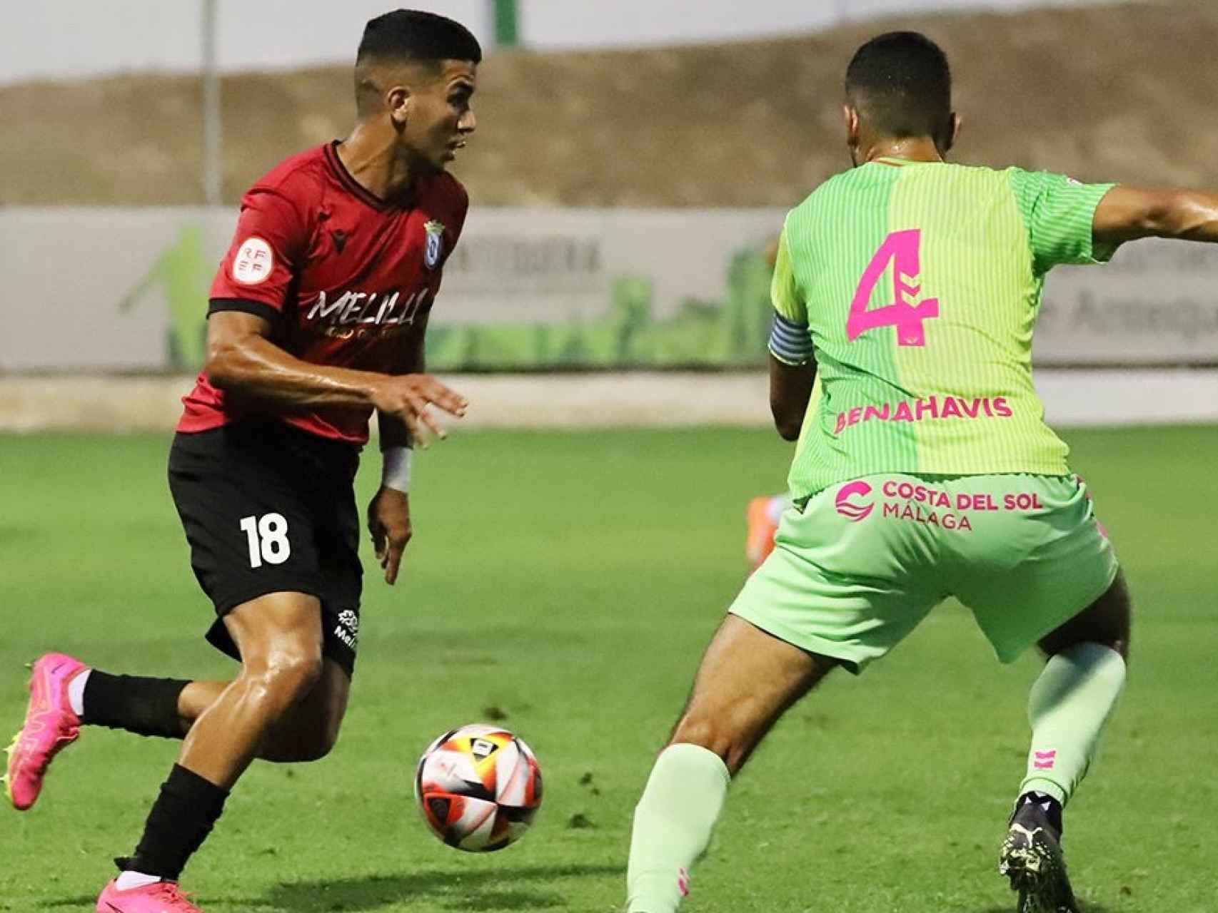Dos jugadores del Melilla celebran un gol simulando esnifar cocaína