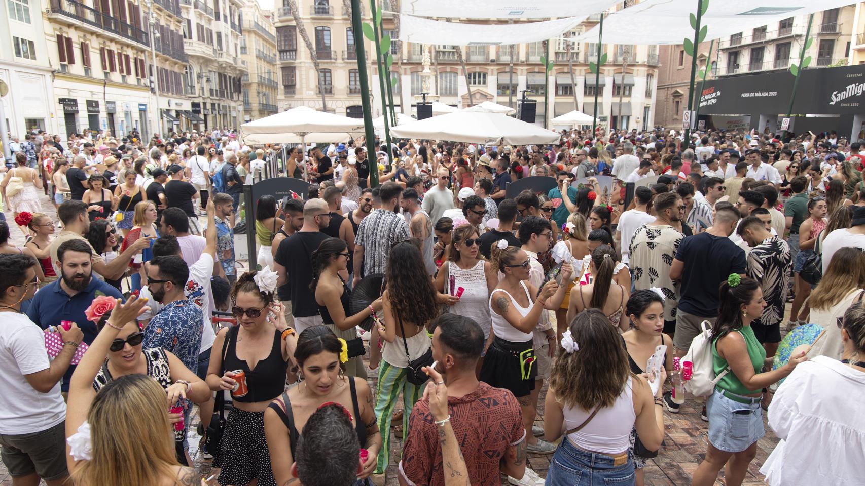 Decenas de malagueños en la Feria del Centro.