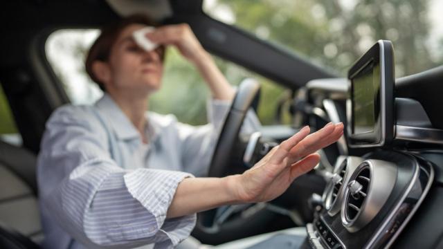 Trucos para detectar que el aire acondicionado del coche funciona mal.