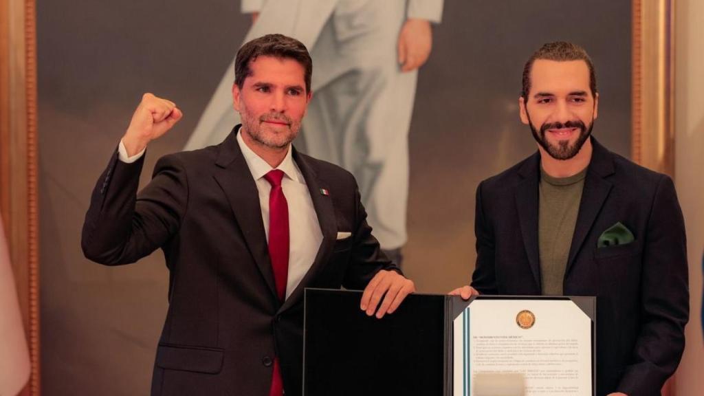 Eduardo Verastegui posa para una foto con el presidente de El Salvador, Nayib Bukele