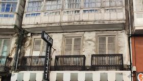 Fachada exterior del edificio en estado de abandono en la calle de la Torre, número 22 y 23