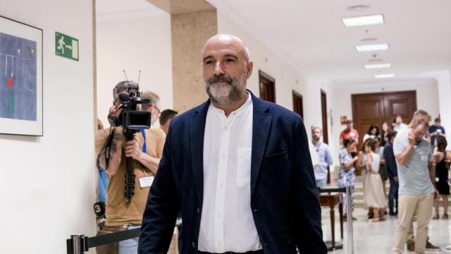 El diputado electo del BNG, Néstor Rego, en los pasillos del Congreso.