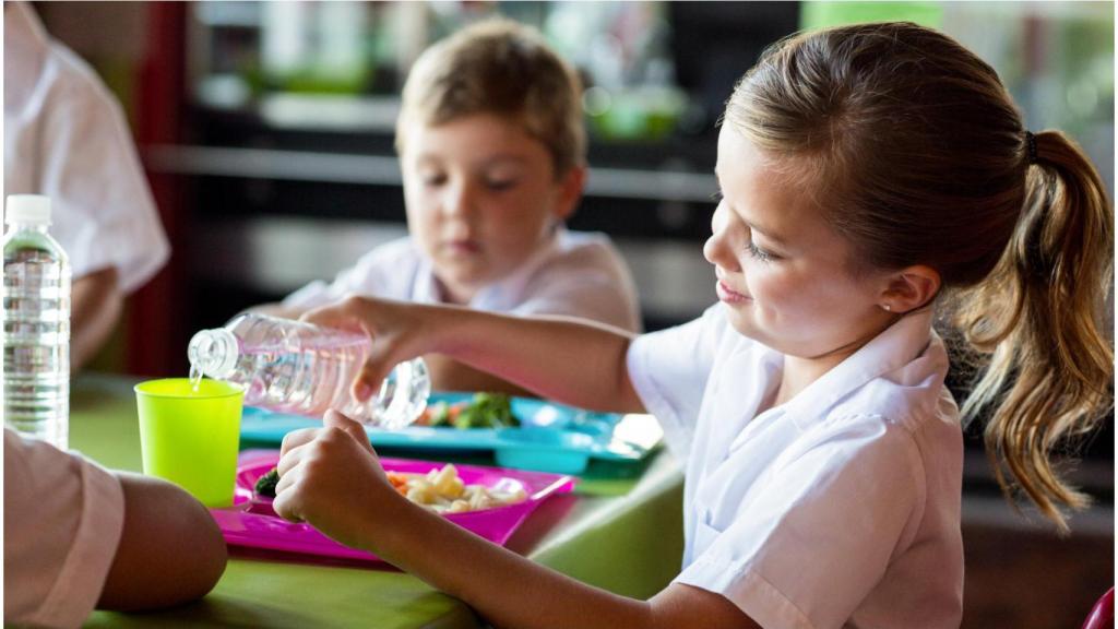 Niñas y niños en un comedor escolar (Shutterstock)