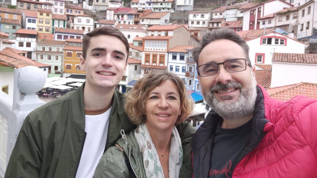 El ingeniero aeroespacial Juan García Bonilla, junto a su madre, Alicia, y su padre, Juan Carlos.