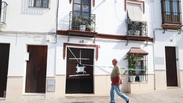 Fachada de la vivienda en Osuna donde el pasado martes aparecieron los cadáveres.