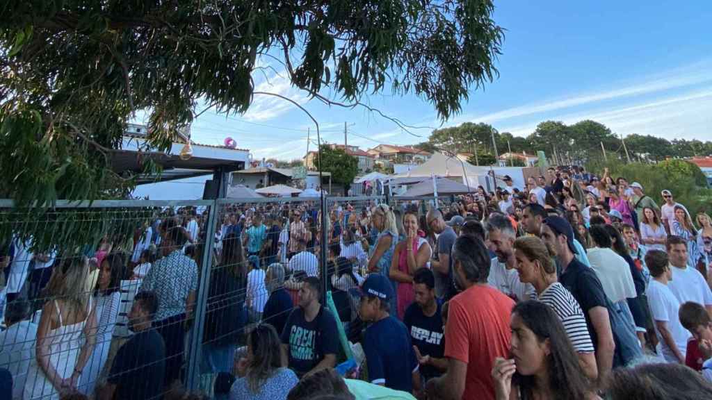 Cientos de personas ocupan la playa de San Vicente de O Grove por el rumor de un concierto de Leiva.
