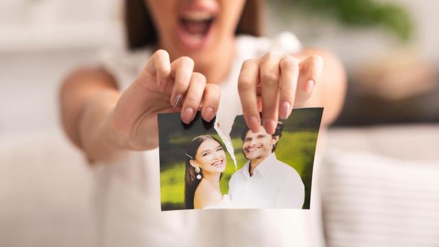 Tres señales de que tu pareja todavía no ha superado su anterior relación.