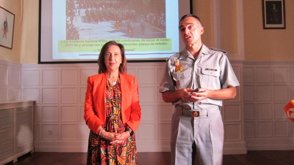 La ministra de Defensa en funciones, Margarita Robles y el general director de la AGM, Manuel López Pérez.