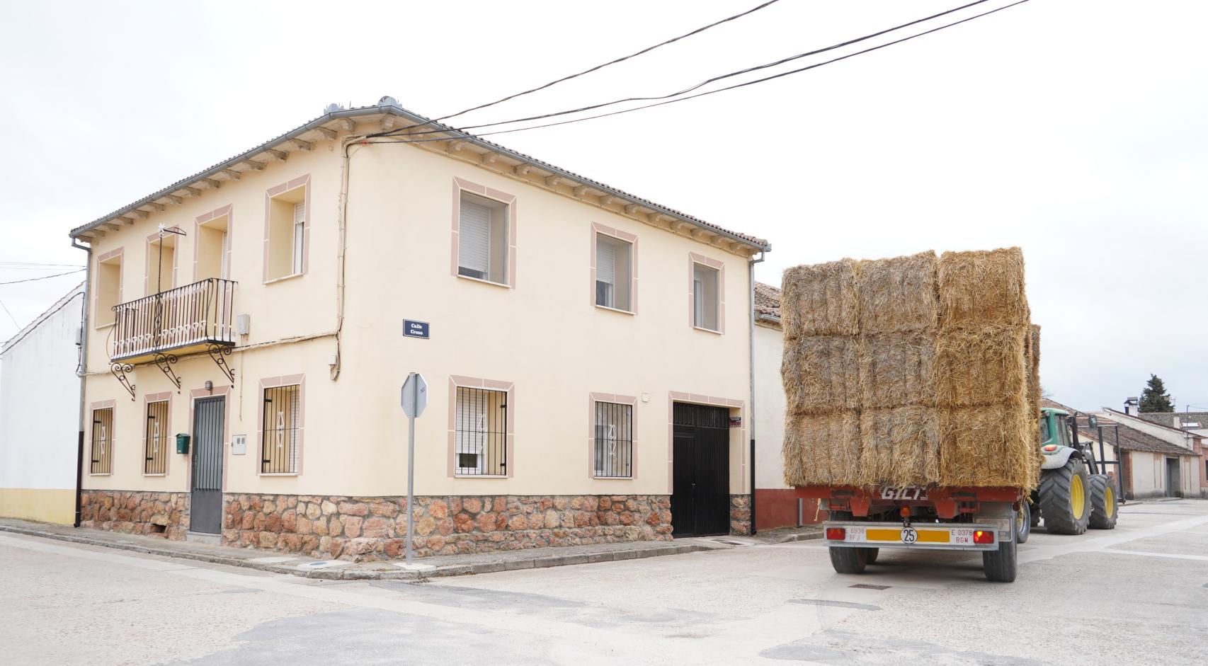 Un tractor transportando paja en Pinarnegrillo, Segovia