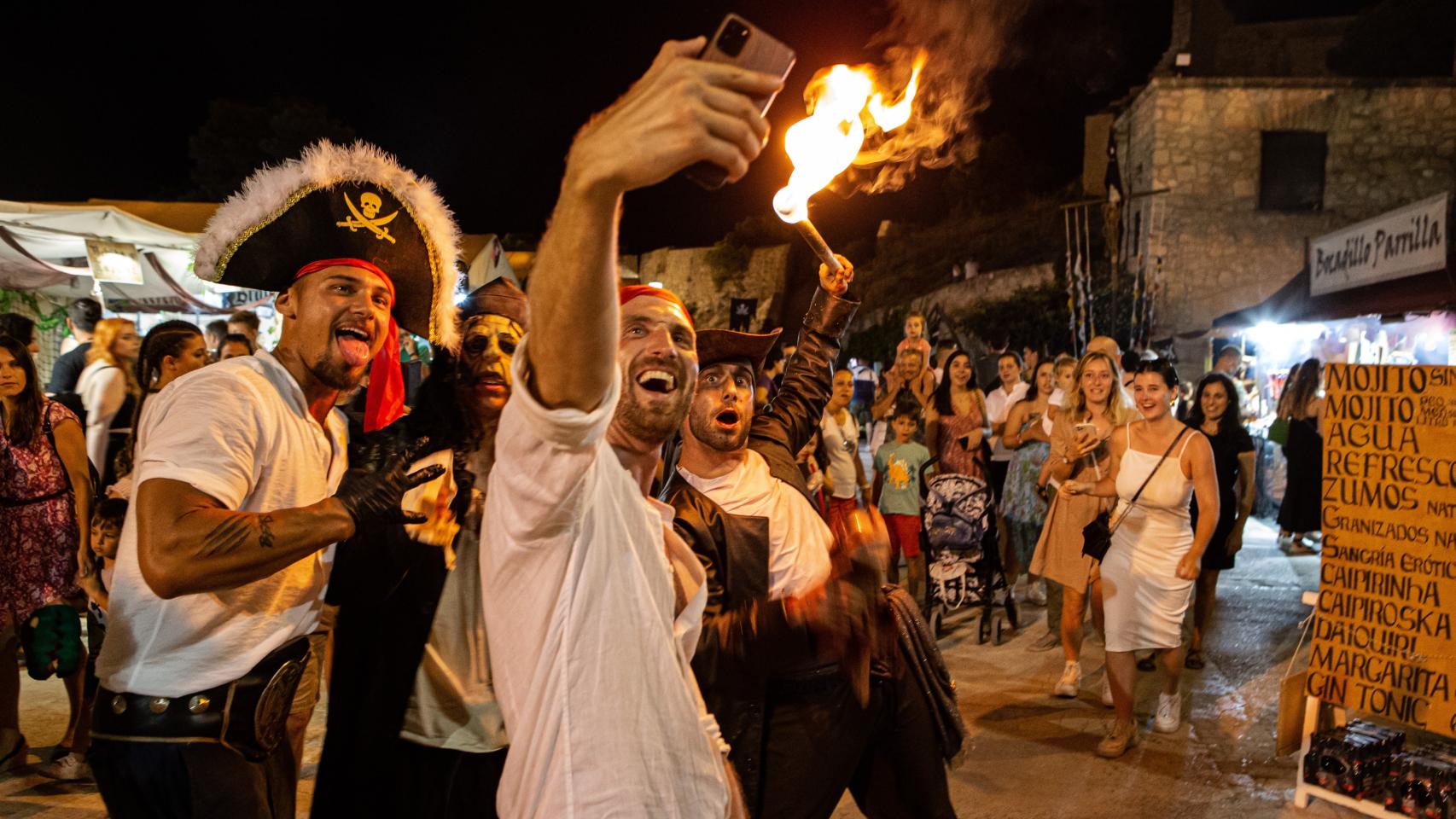 Un asistente al evento se hace un selfi con los 'piratas'.