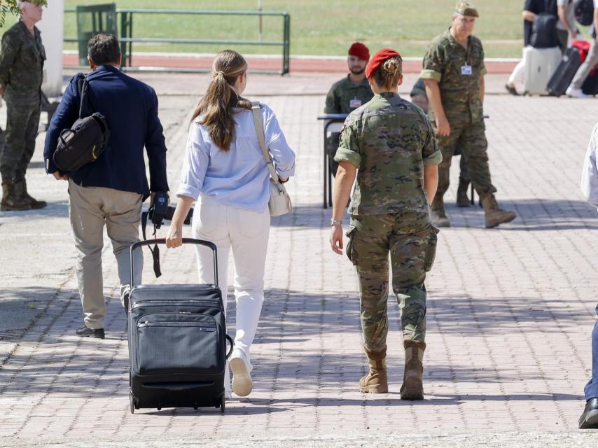 La hija de Felipe VI tira de su equipaje.