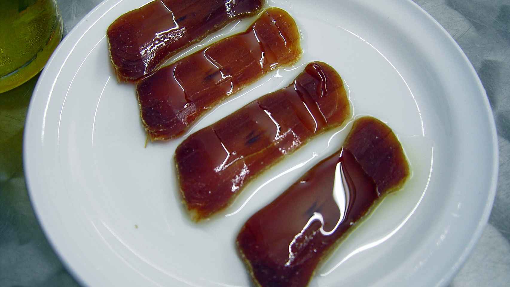 Un plato de mojama de atún en aceite.