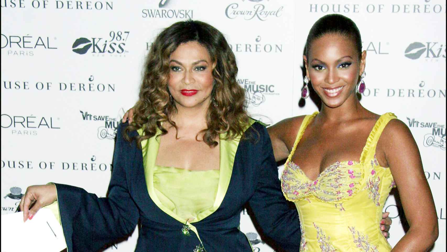 Beyoncé y su madre, Tina, en una imagen de archivo de 2005.