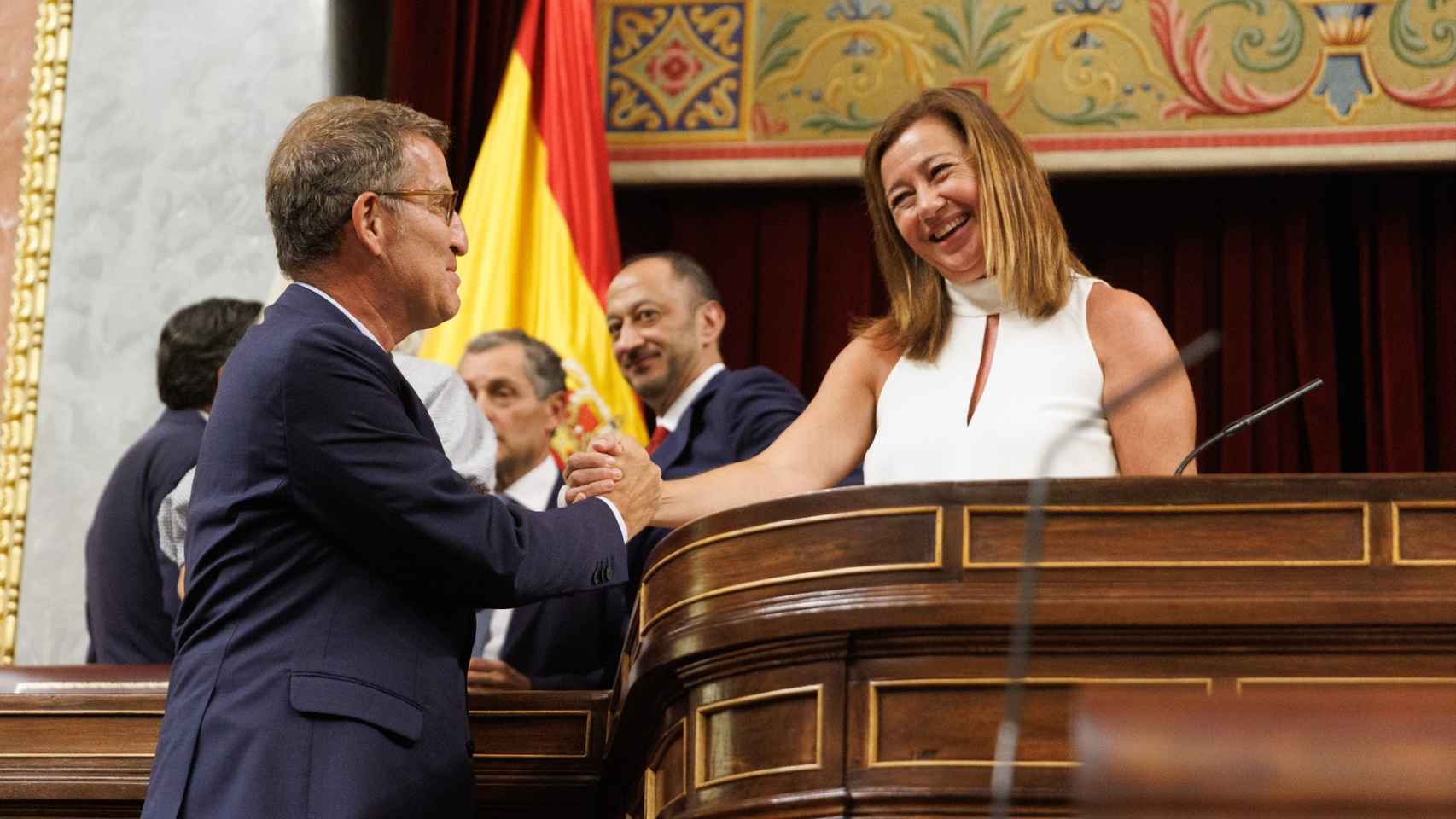 El presidente del PP, Alberto Núñez Feijóo, y la presidenta del Congreso, Francina Armengol, se dan la mano durante la Sesión Constitutiva de la XV Legislatura en el Congreso de los Diputados, a 17 de agosto de 2023, en Madrid