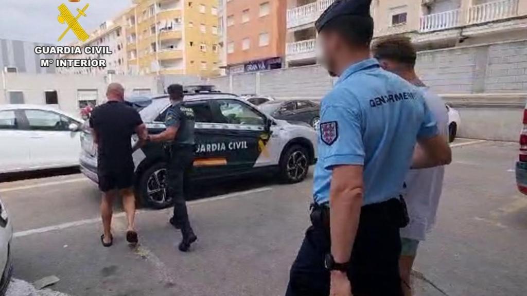 Policías franceses y guardias civiles trasladan a los detenidos.