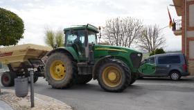 Imagen de un tractor recorriendo las calles del municipio segoviano de Lastras del Pozo